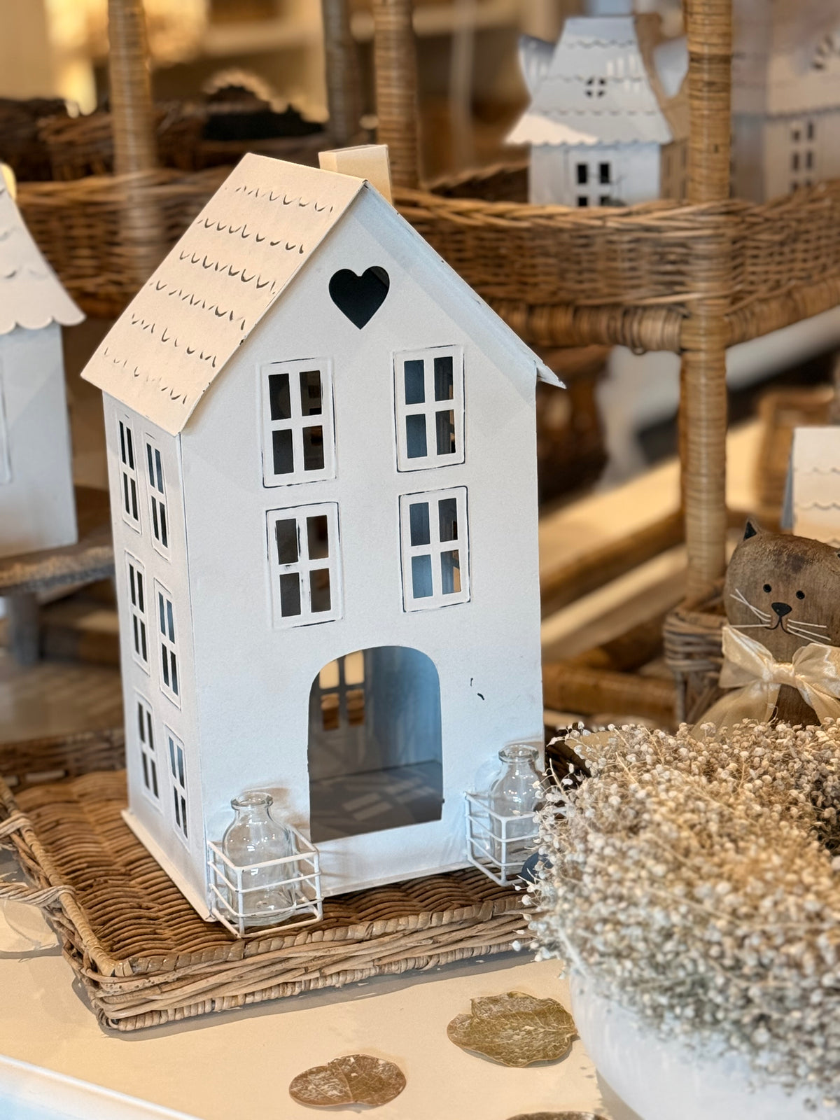 Haus groß mit zwei Flaschen
