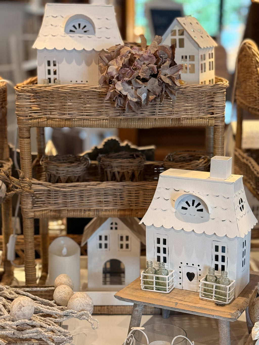 Metallhaus mit vier Flaschen