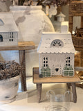 Metallhaus mit vier Flaschen