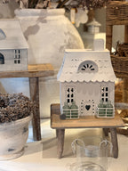 Metallhaus mit vier Flaschen