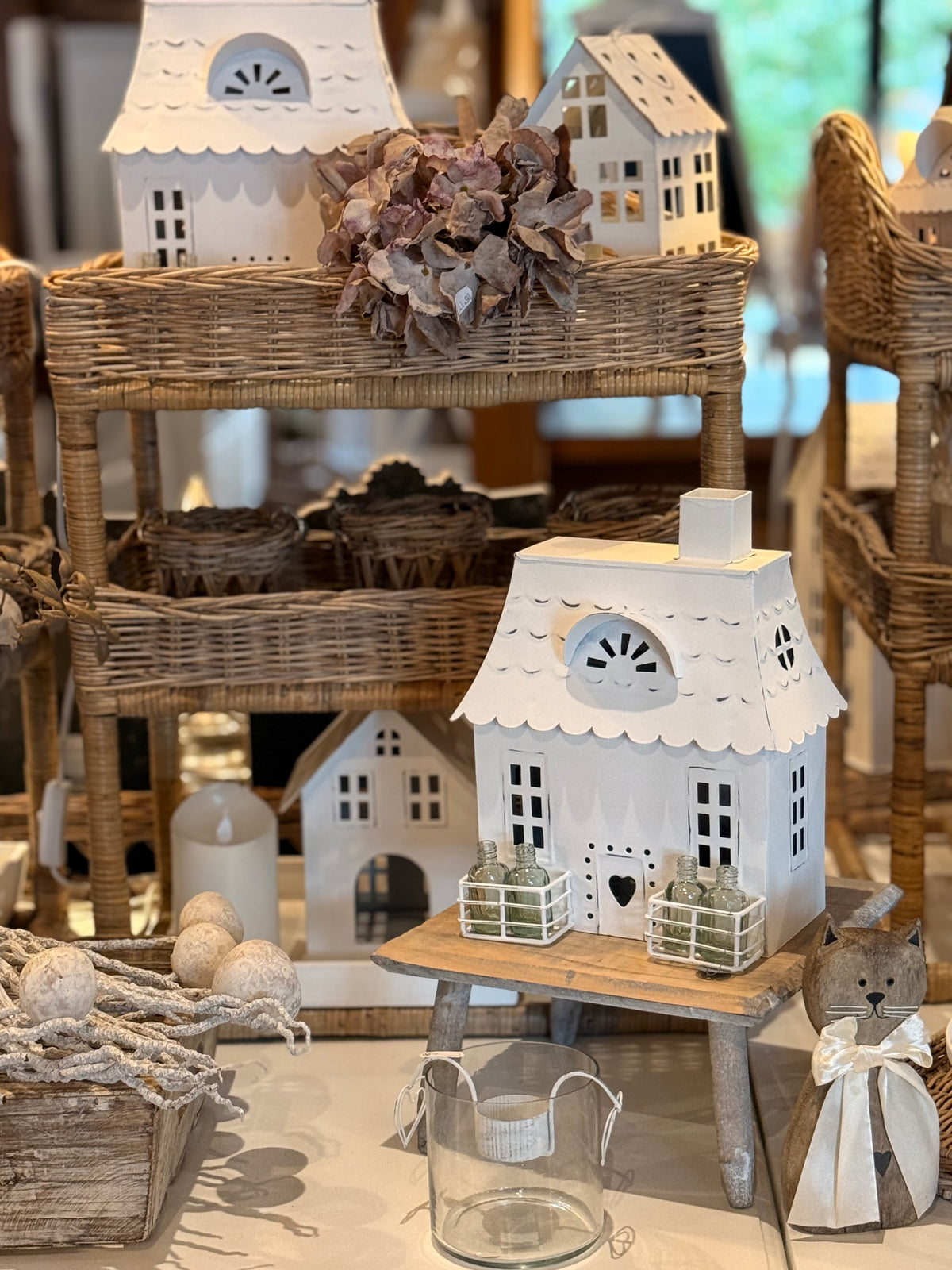Metallhaus mit vier Flaschen