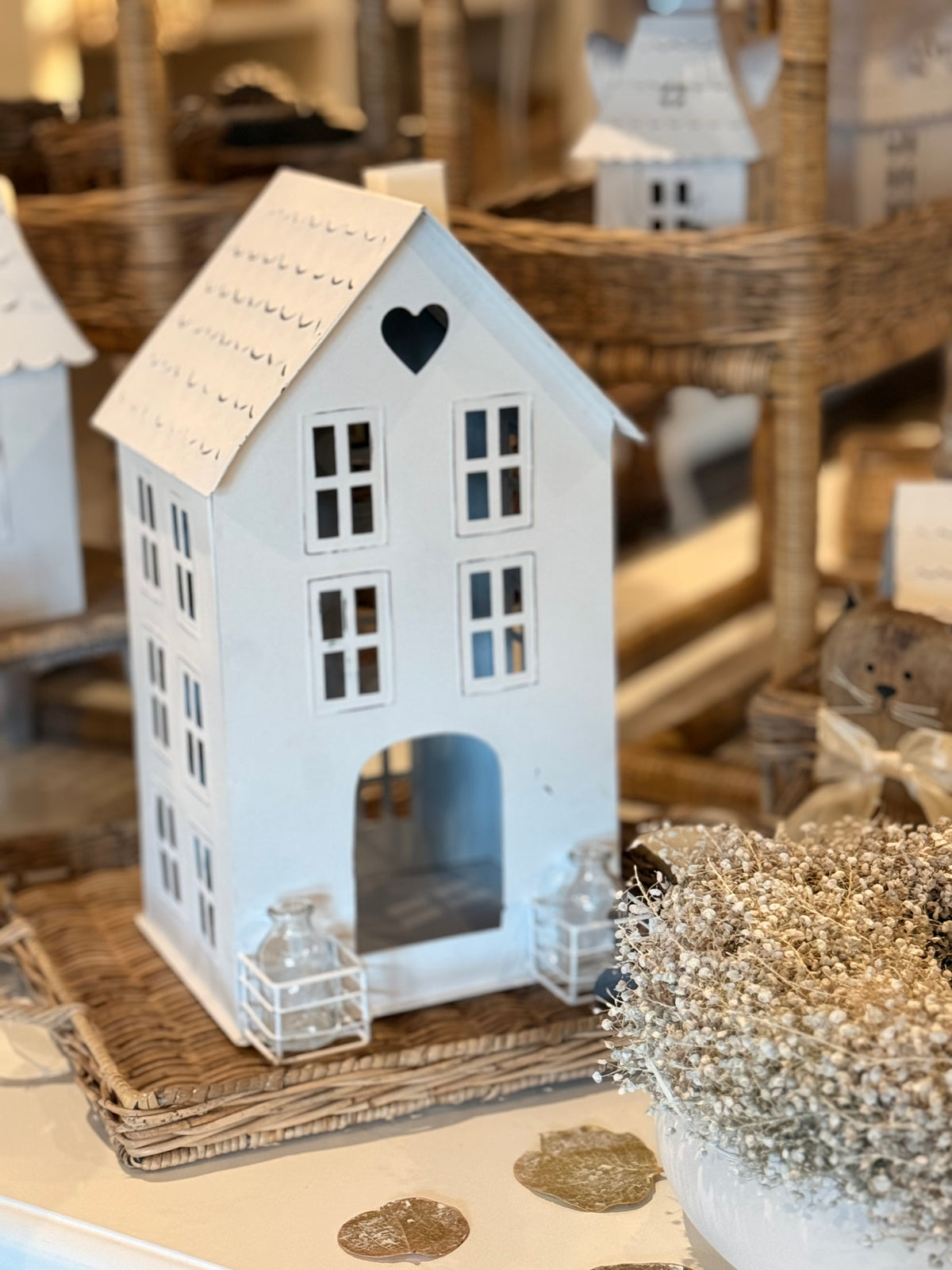 Haus groß mit zwei Flaschen