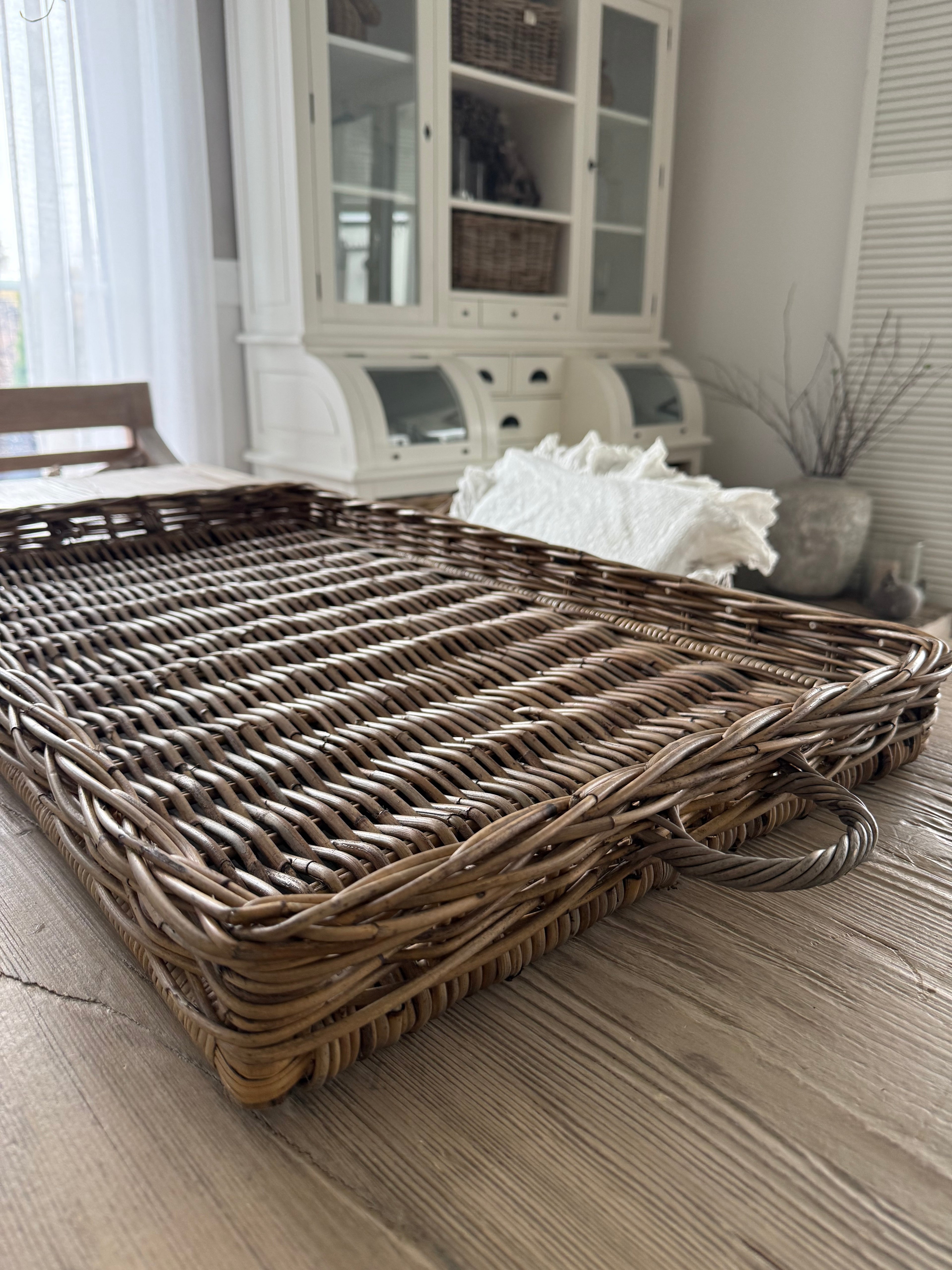 Serviertablett aus Rattan