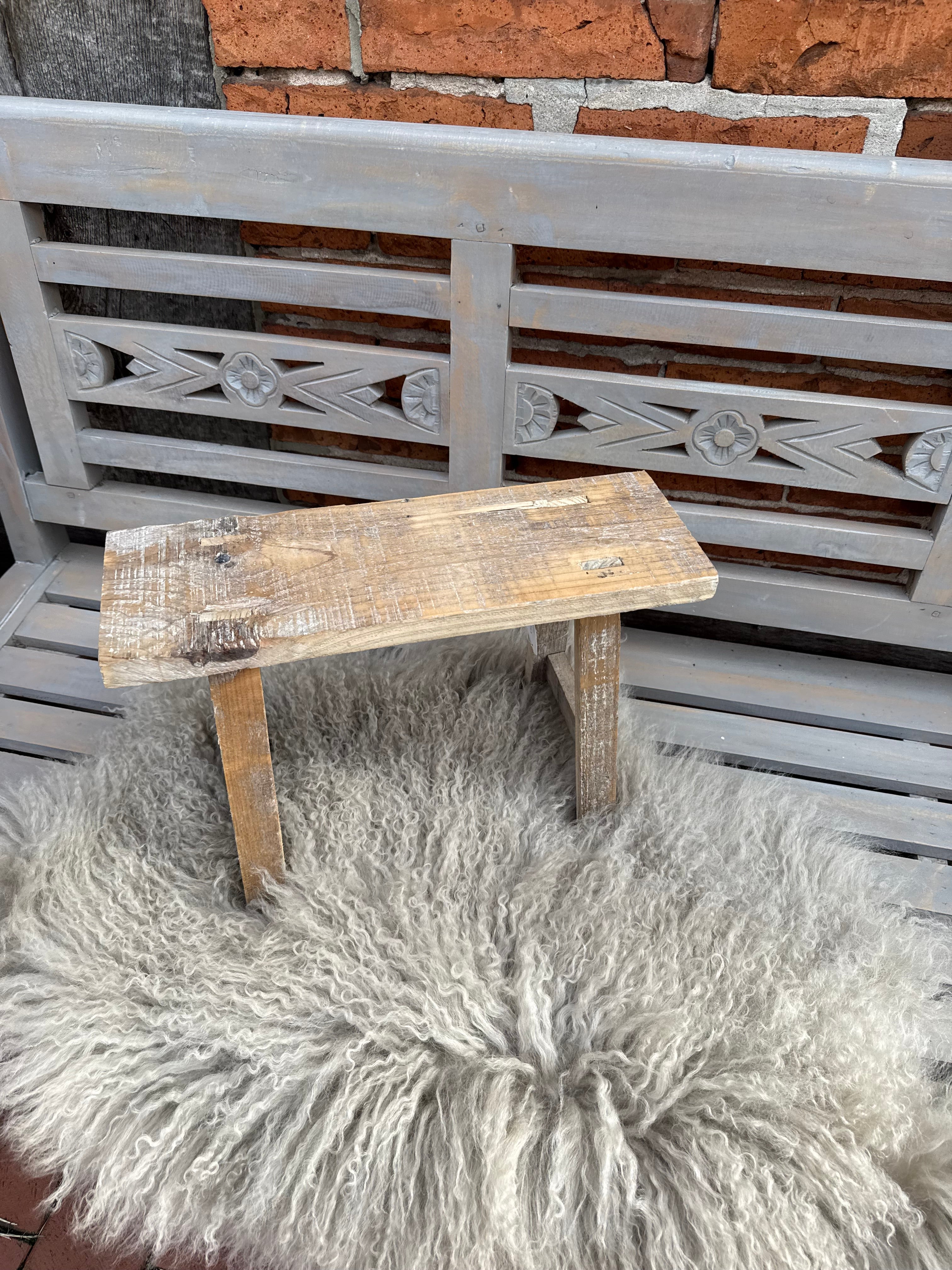 Dekorativer Altholz Hocker