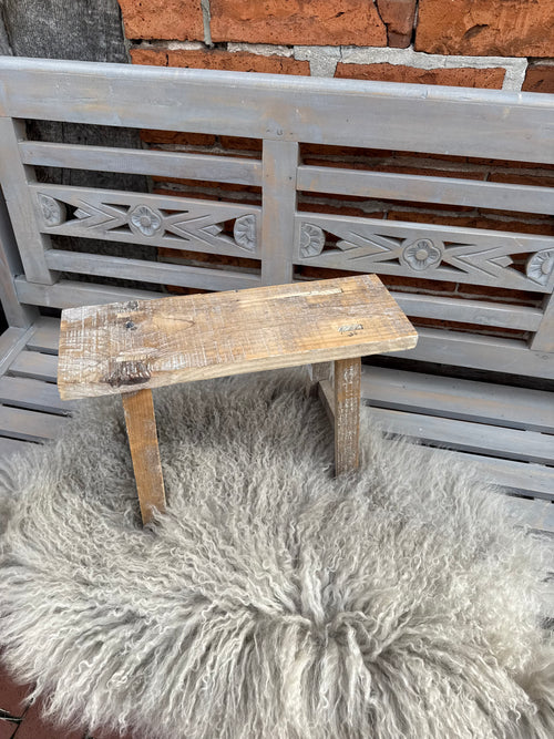 Dekorativer Altholz Hocker