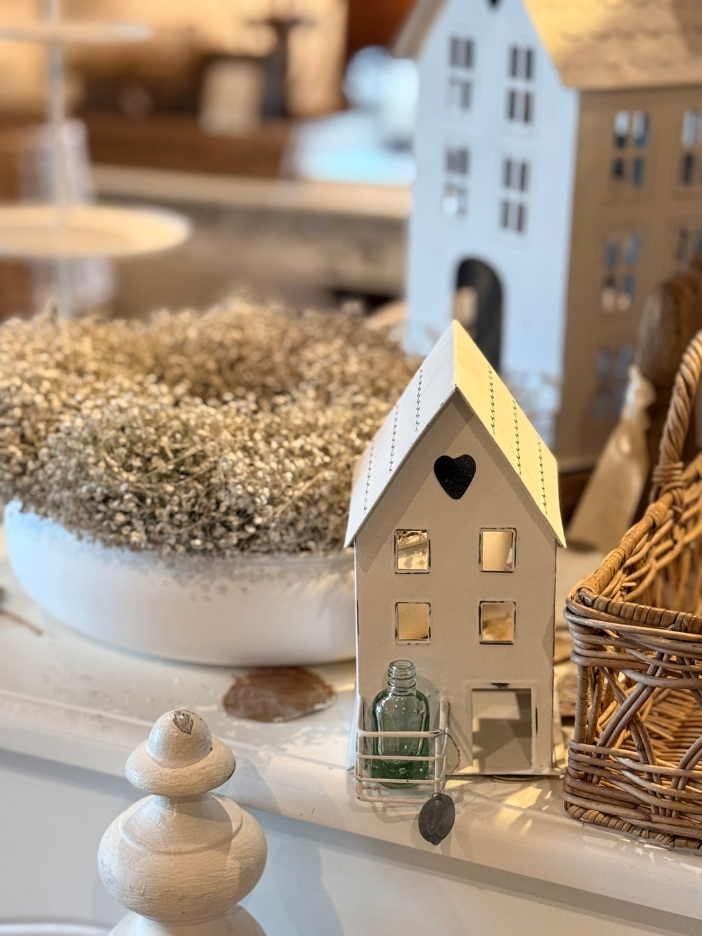 Haus Mittel mit einer Flasche