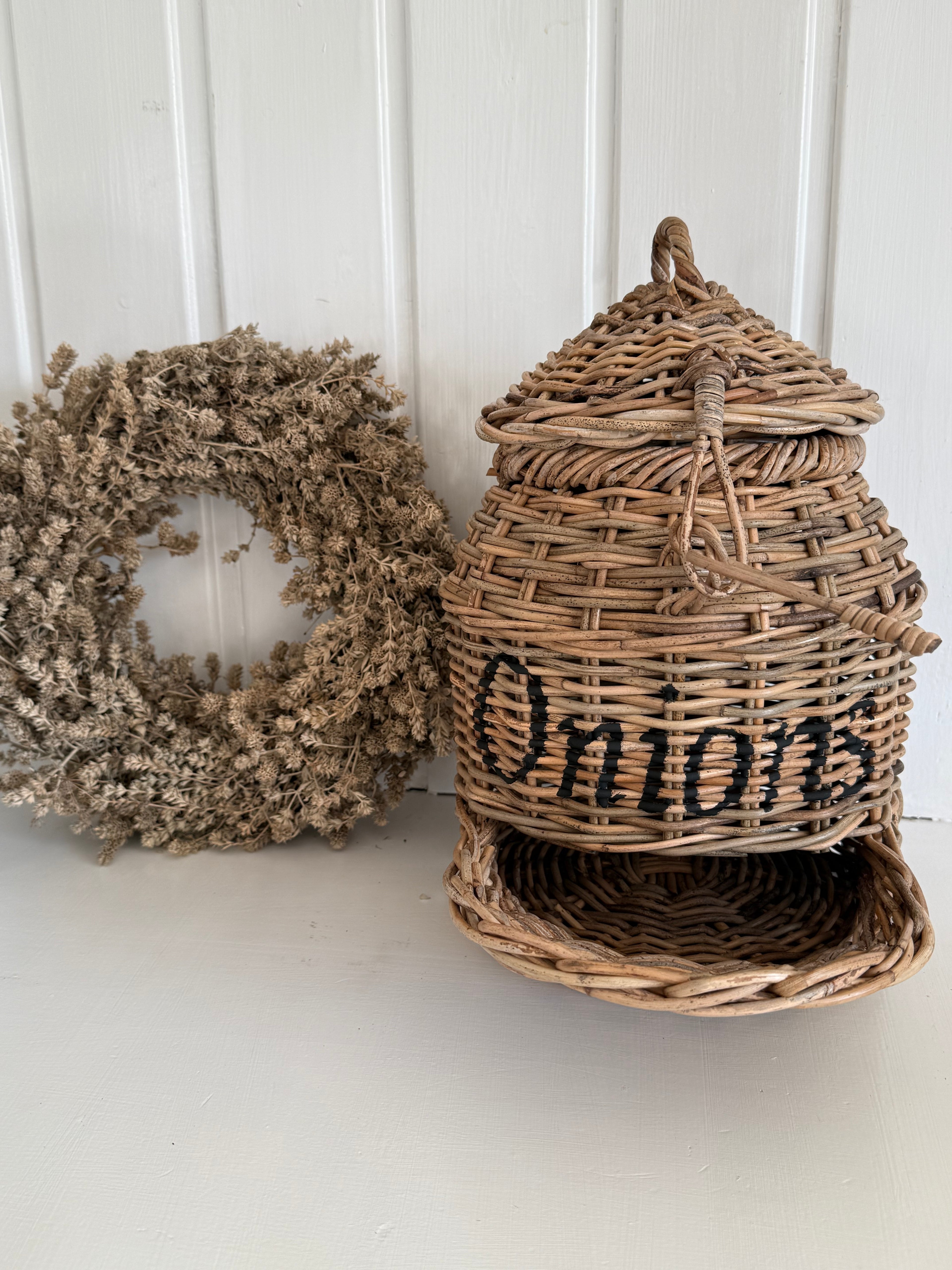 Zwiebelkorb aus Rattan