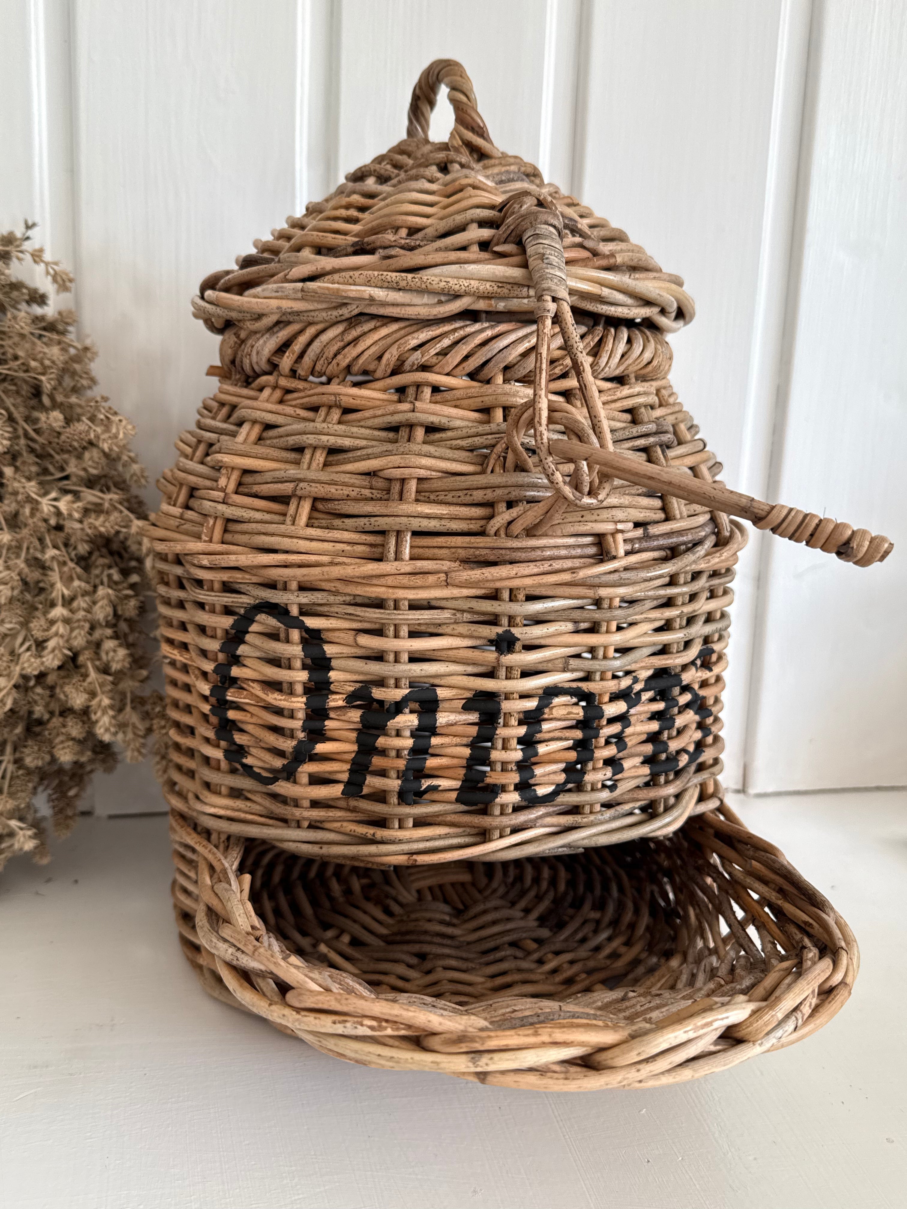 Zwiebelkorb aus Rattan