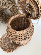 Zwiebelkorb aus Rattan