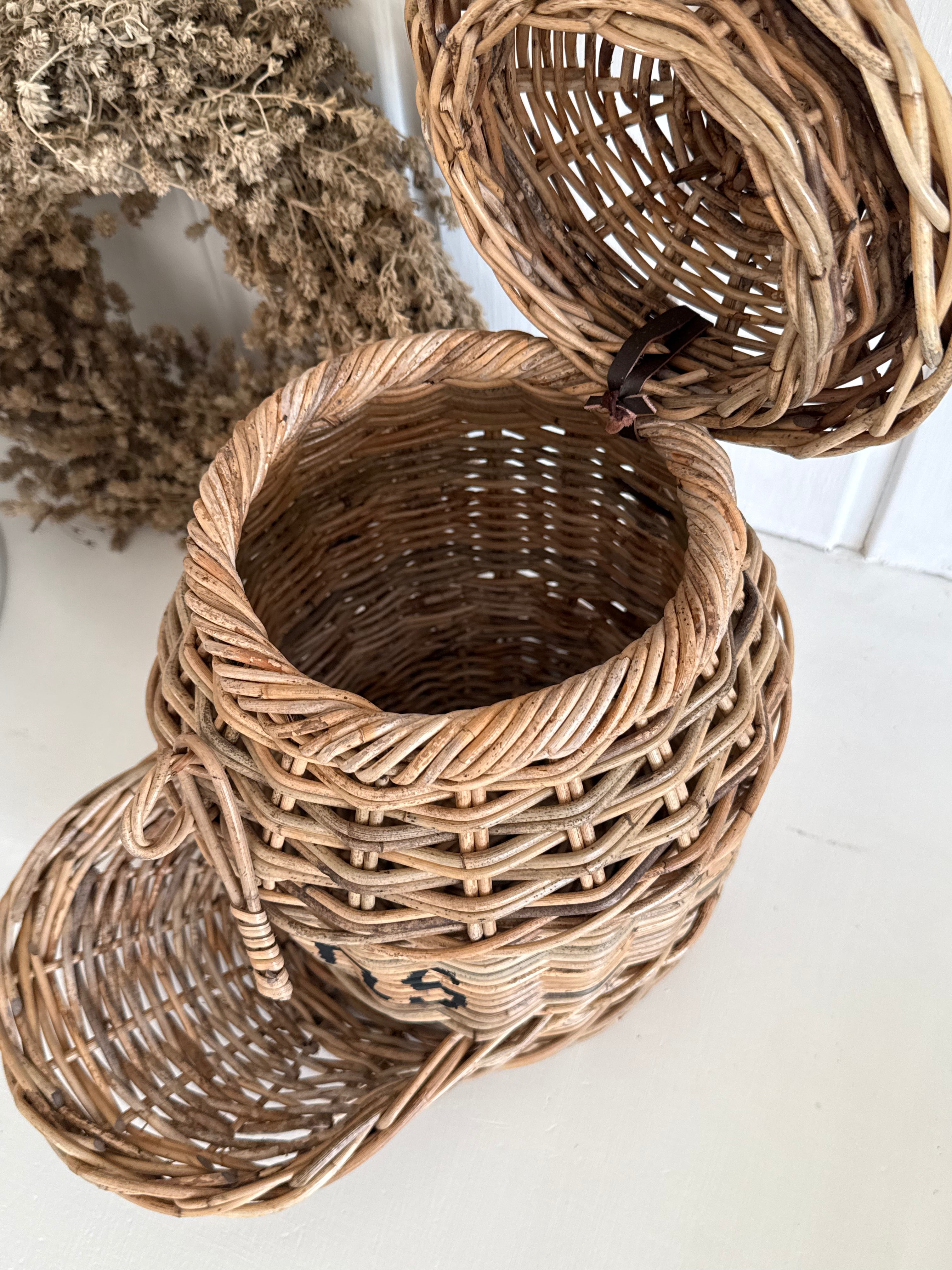 Zwiebelkorb aus Rattan