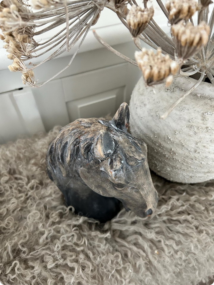 Kunstvolle Pferde-Statue